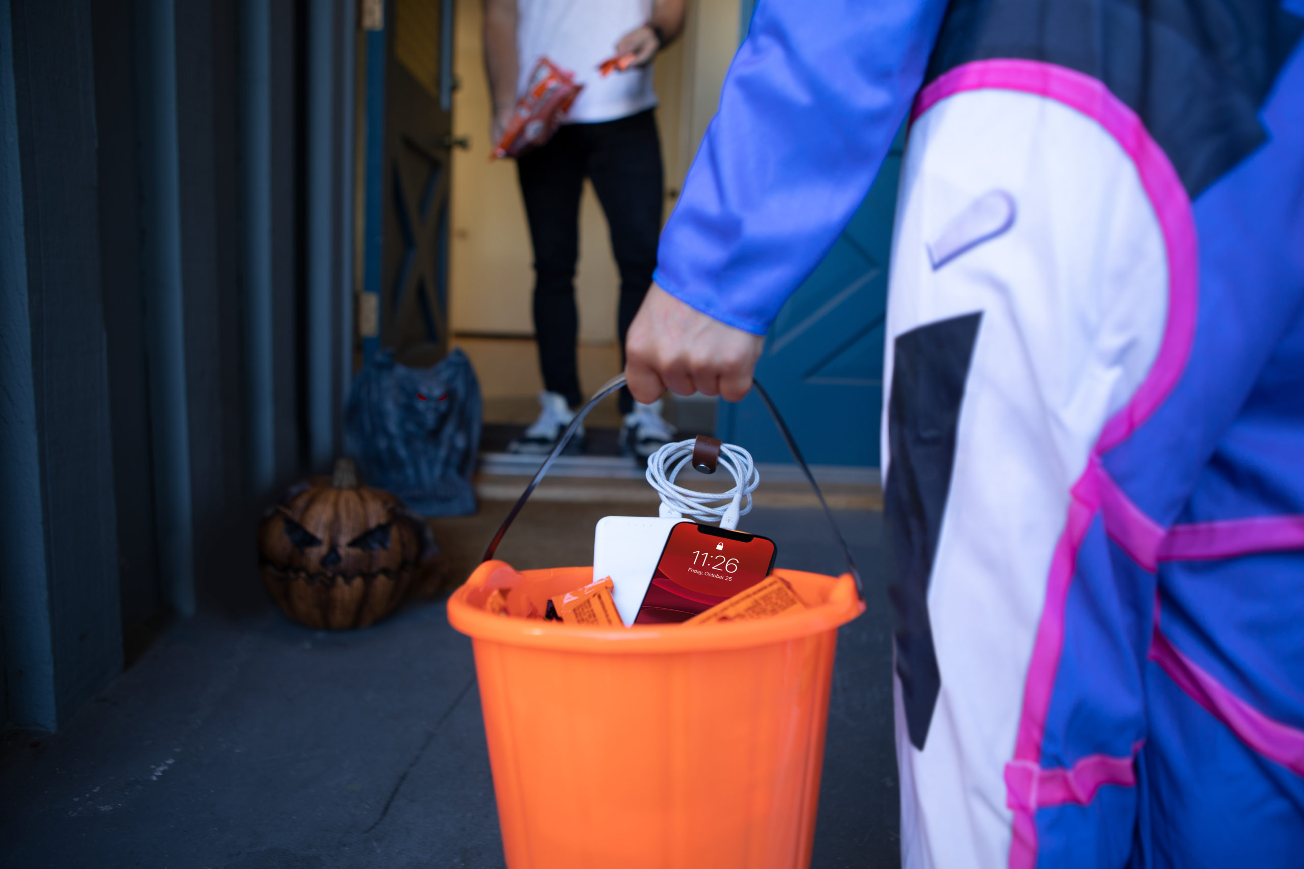 Belkin_SocialMedia_Oct2019_F7U045-F8J236_Halloween_5D4_3778_v03-after